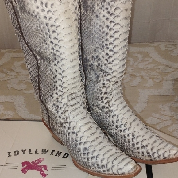 Idyllwind White and Gray Python Snakeskin Heeled Boots Like New